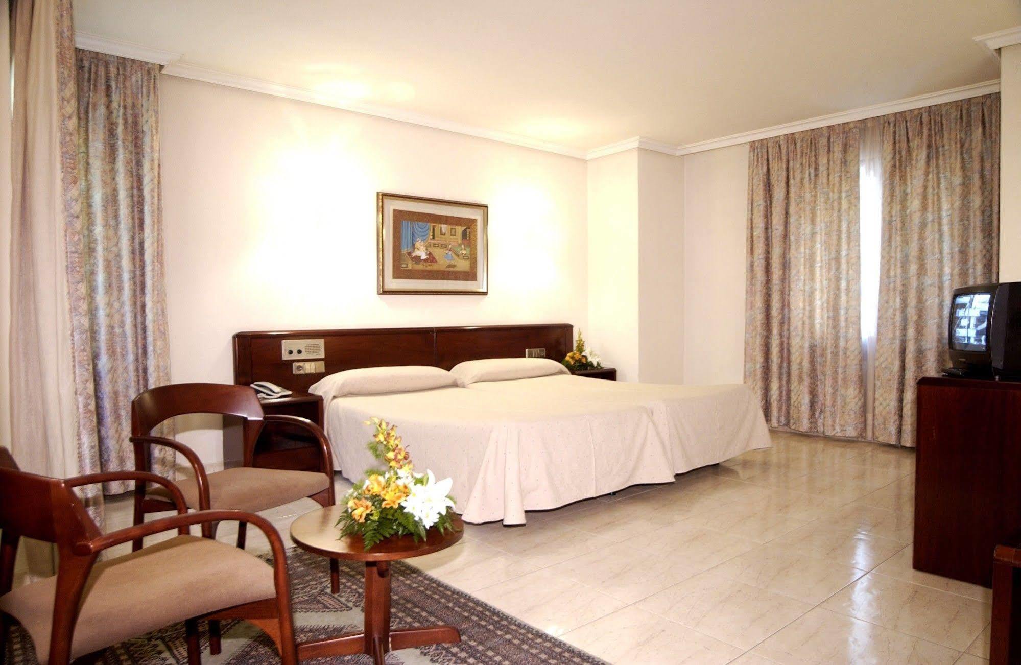Yomo Imperial Hotel Sant Julia de Loria Room photo